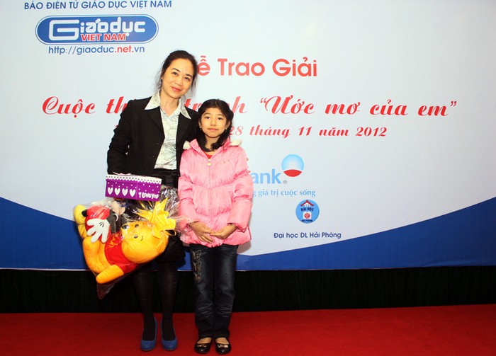 Bà Dương Thị Minh Thu - Trưởng phòng Công tác Xã hội bệnh viện Nhi TW nhận phần quà của cô bé Hà Phương đoạt giải nhì